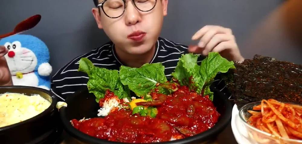 Food Show: Big Stomach Wang Xiaoge eats spicy sauce beef with rice. It's really cool to eat spicy food!