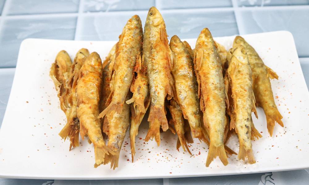 The chef shares the usual practice of dry fried small white strips. Learn this method. It's great to drink.