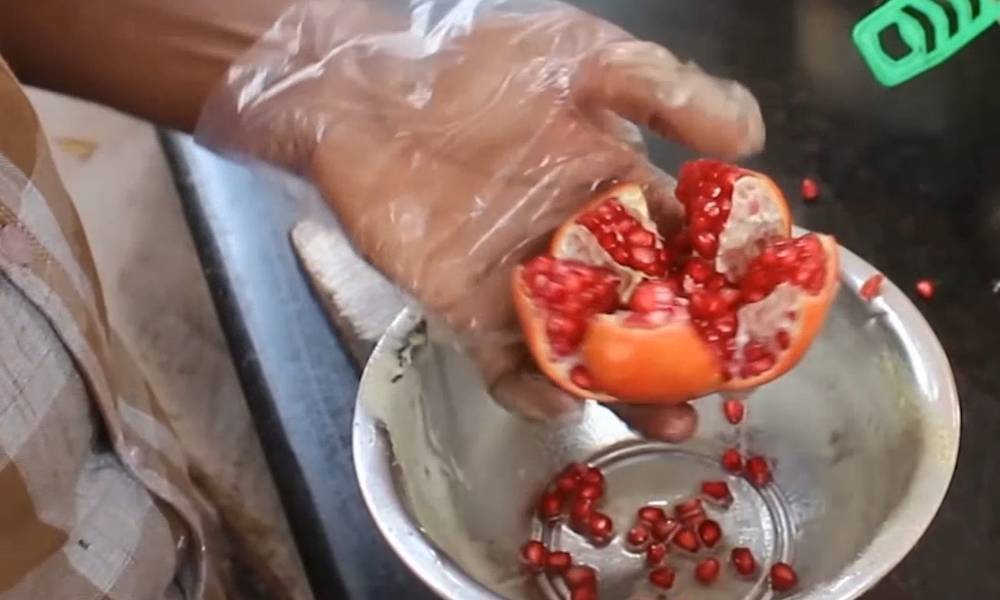 See how Indian chefs cut fruit, pulp and peel are easily separated. Netizens: The key is to wear gloves.