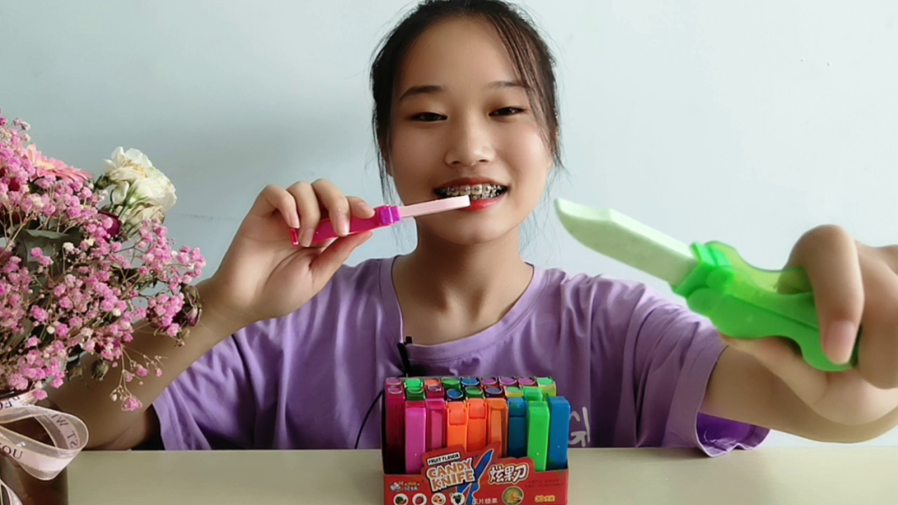 Tooth Girls try "dazzling fruit knife candy". The color knife candy is crisp and sweet. The creative shape is really interesting.