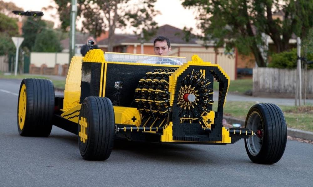 With 500,000 Lego cars and pure building block engines, the young man can achieve speeds of up to 30 kilometers per hour without using oil and electricity.