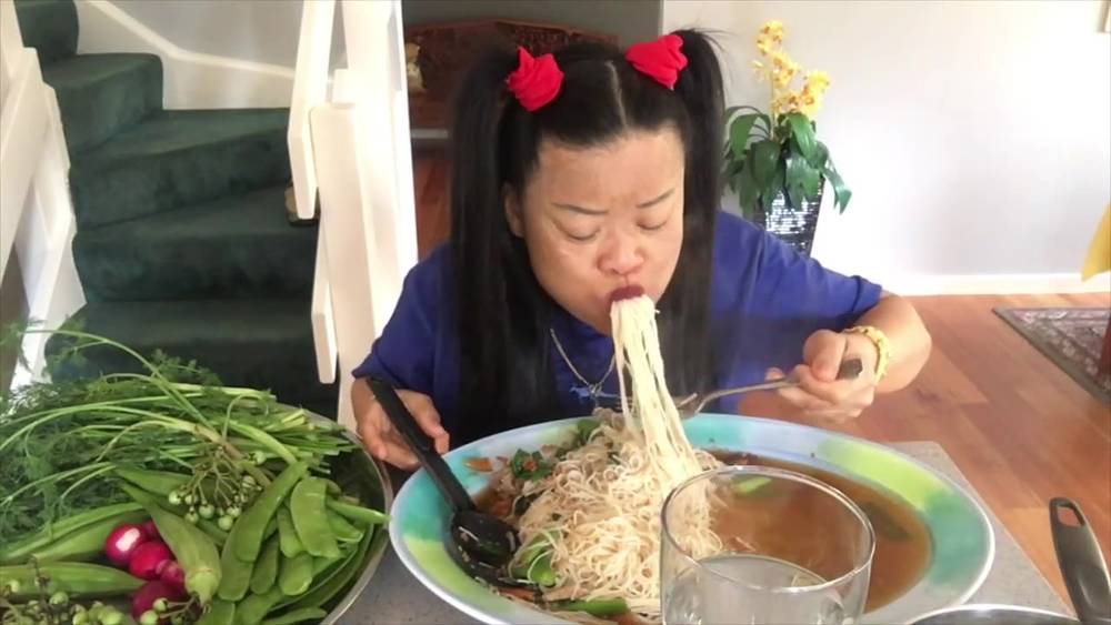 Thailand eats aunt soothsayer, noodles with fresh vegetables, big mouthful stuffed, eating addiction