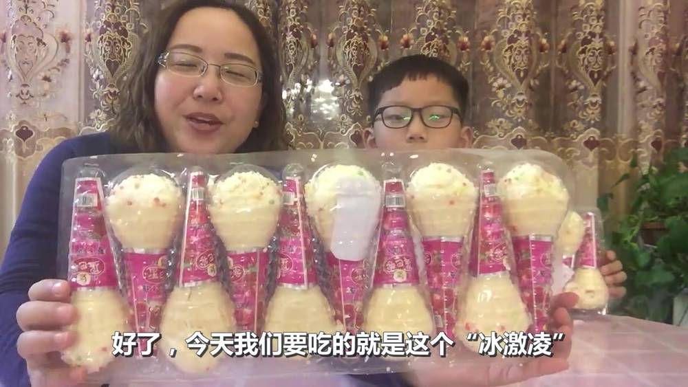 Try to eat super cute "cotton candy ice cream", Xuan Mama no longer worried about Xiaoxuan's stomachache after eating.