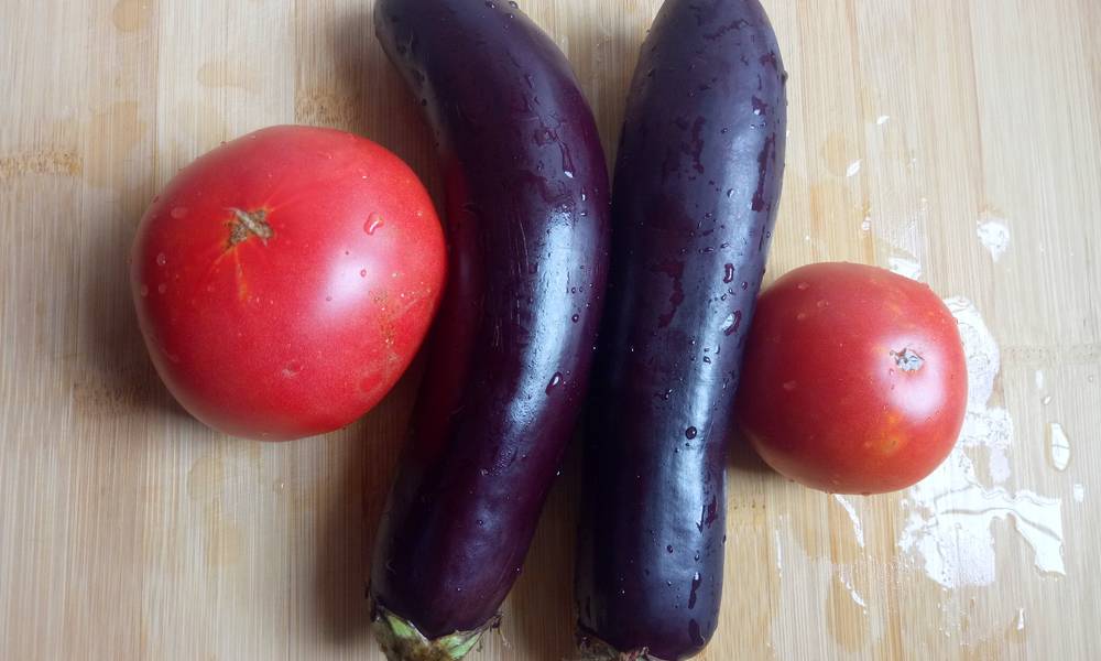 The best way to eat eggplant, with two tomatoes, really fragrant, out of the pot husband did not eat.