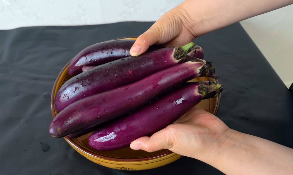 Eggplant is so delicious that it costs less than 5 yuan to make at home. The restaurant has to sell more than 20 yuan for a plate.
