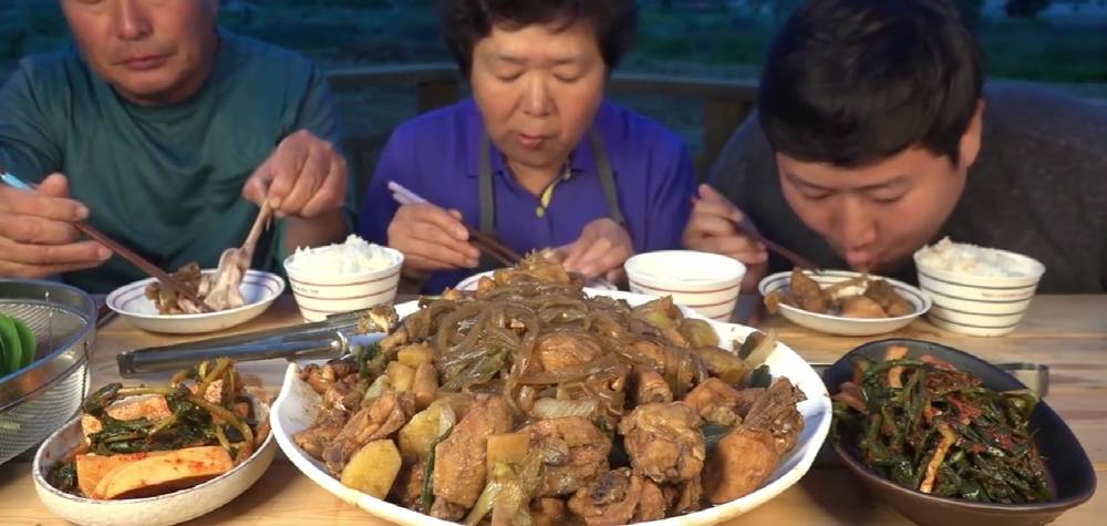 Gourmet food: The family of Daweiwang eat chicken stew noodles. It's so happy to stuff!