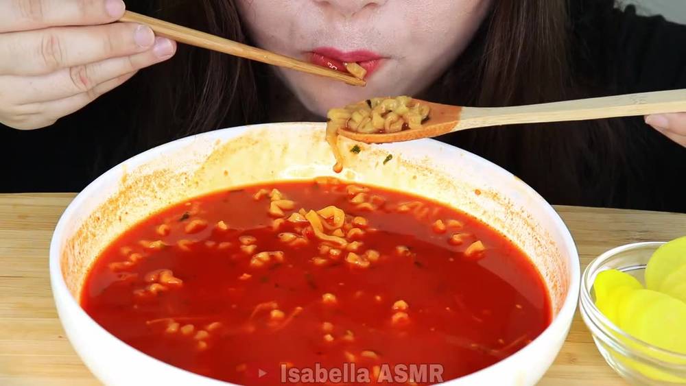 South Korea eat broadcasting Miss sister really hard, a bowl of red super hot noodles, not hot?