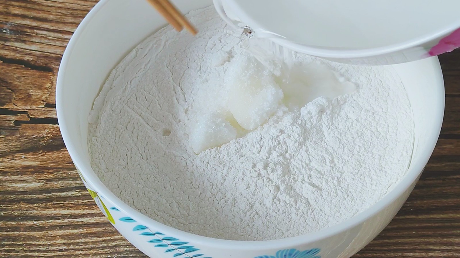 The best way to eat glutinous rice flour is hot water, which is more fragrant than meat. Children want to eat glutinous rice flour every three or five times.