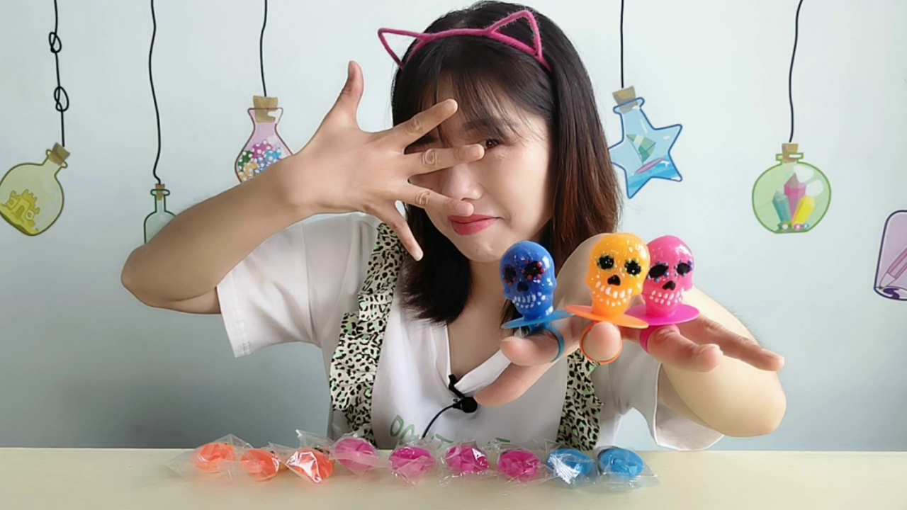 Food Unpacking: Girls eat "Ring Skull" with colorful expressions, funny, sweet and interesting.