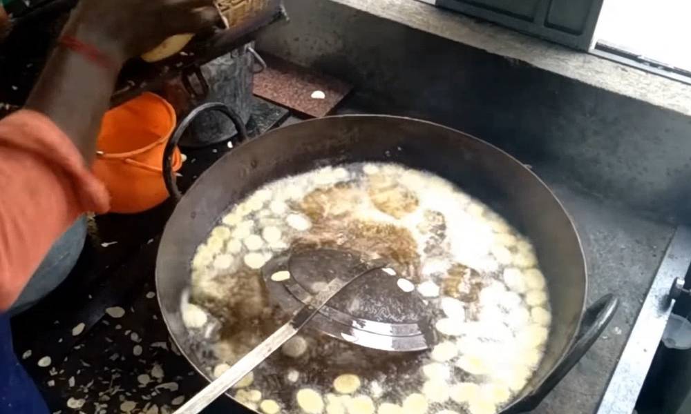How do Indians fry banana slices? Slice technique is admirable. Do you want to eat after reading it?