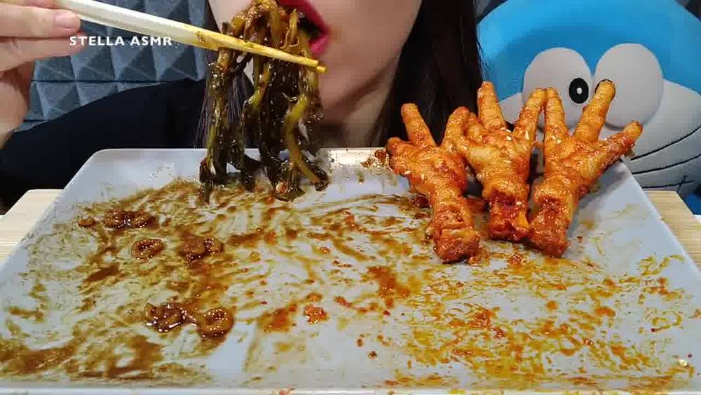 South Korea eating broadcasting miss sister, a mouthful of instant noodles, a mouthful of super hot chicken feet, big mouth spicy addiction