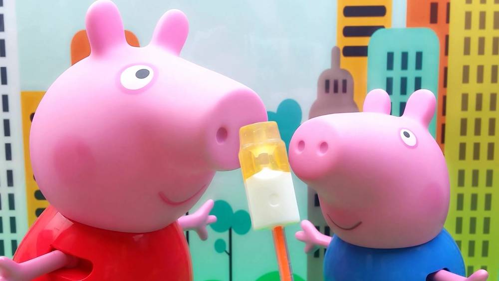 Piggy page and George eat whistle lollipop, Paige's home toy video