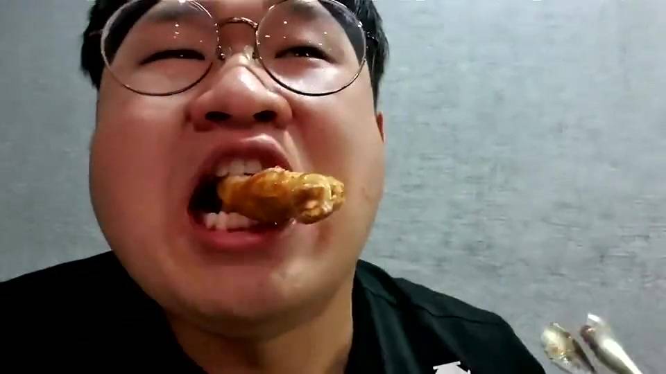 Korea's Big Stomach Wang Xiaopang eats featured fried chicken legs with plaster on his hands without delay.
