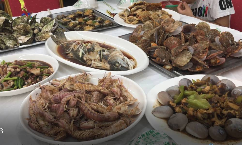How cheap is Rizhao's cheapest seafood wholesale market? Do you think it's expensive to eat eight kinds of seafood at 700?
