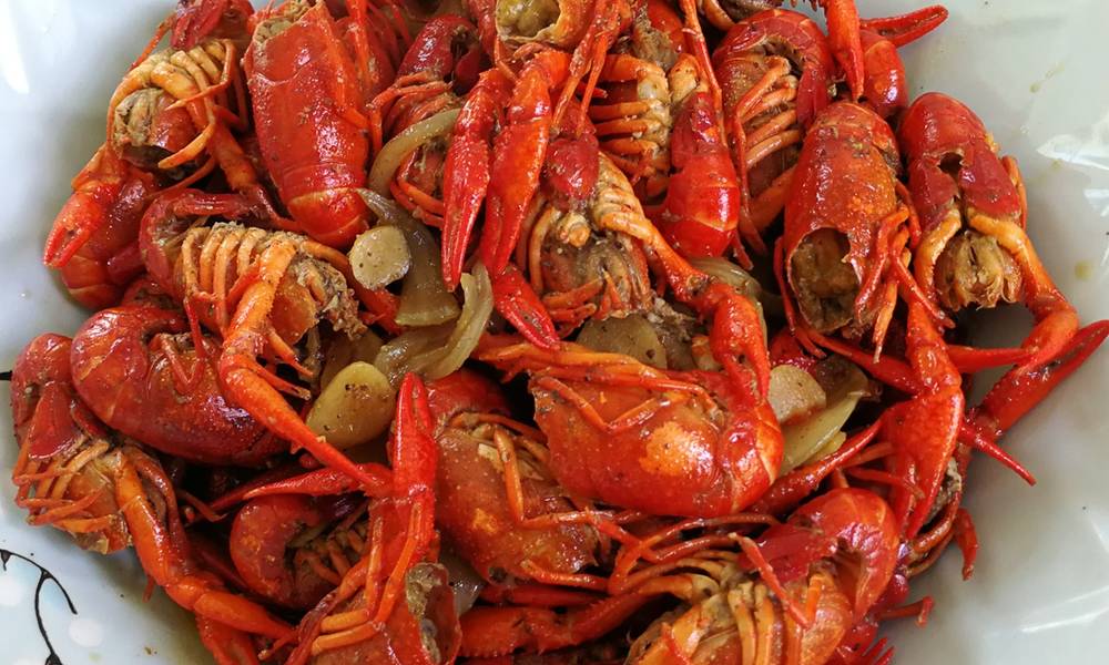 The best way to eat crayfish is to add 3 kilograms of lobster and 1 bottle of beer. It's so fragrant that it's snatched up just after it's served.