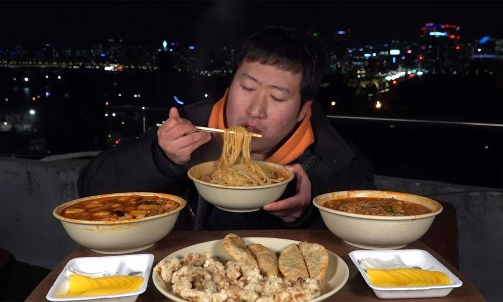 Korean aunt fat son really can eat, one person eat three bowls of instant noodles, feel not full!