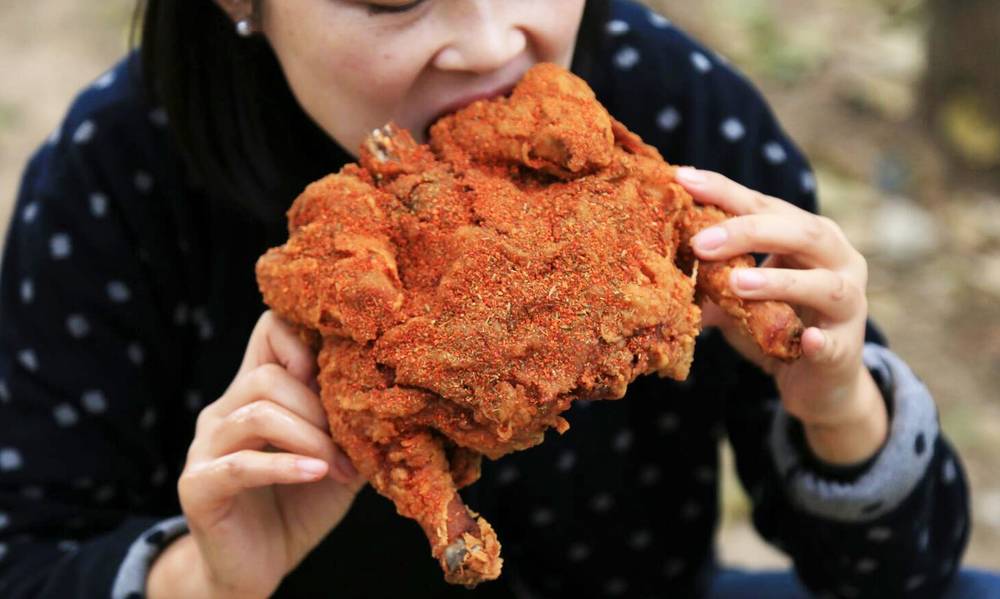 This is the real fried chicken. The girl eats one by herself. It's crisp outside and tender inside. It's too hidden.