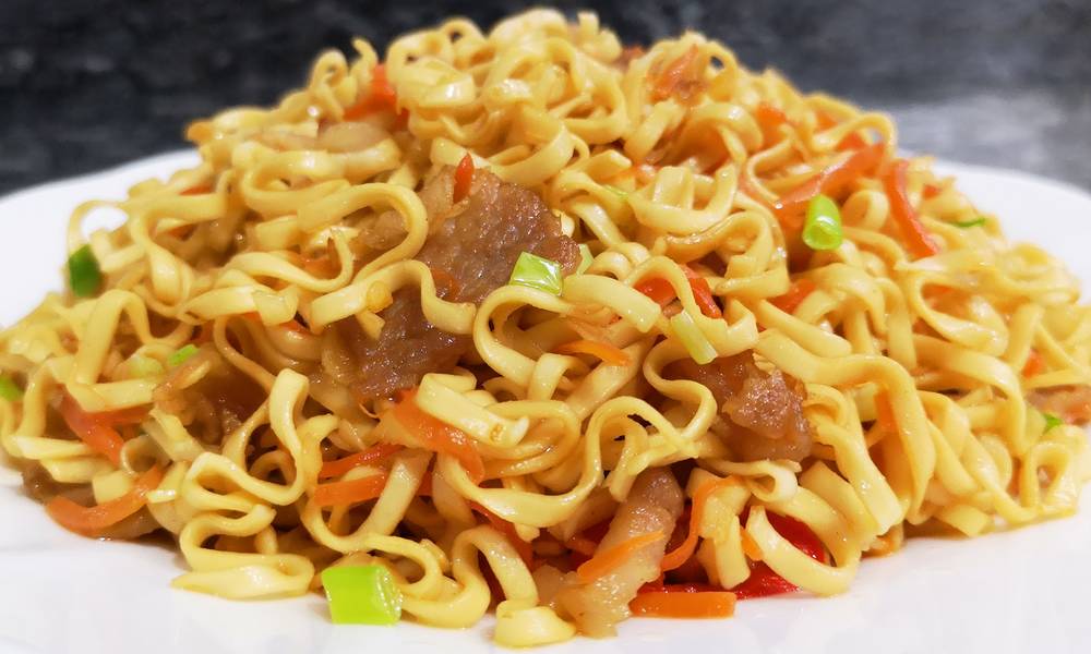 How does fried noodles taste good? Teach you a trick. It's easy to do. It's fragrant and tasty.