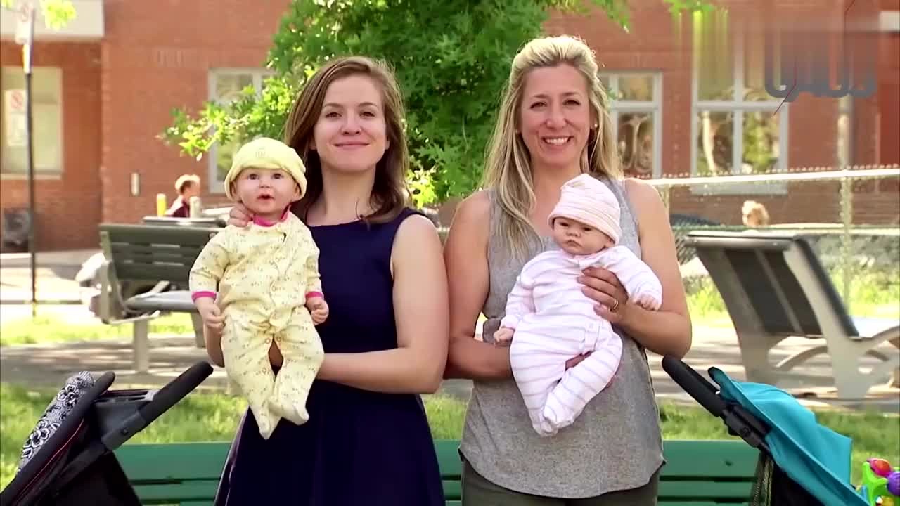 The two hot mothers crashed into each other and choked, regardless of the baby's crying.