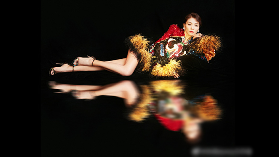 Liu Tao wears a kaleidoscope dress to sing on stage.