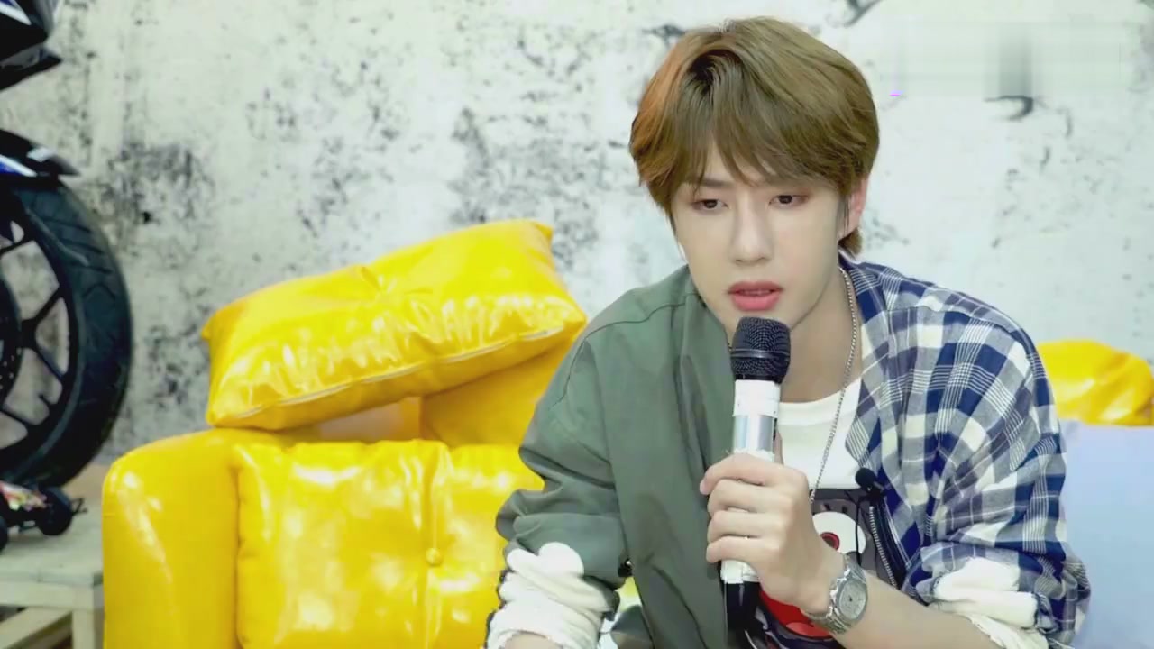 Wang Yibo shows his cooking skill for the first time!