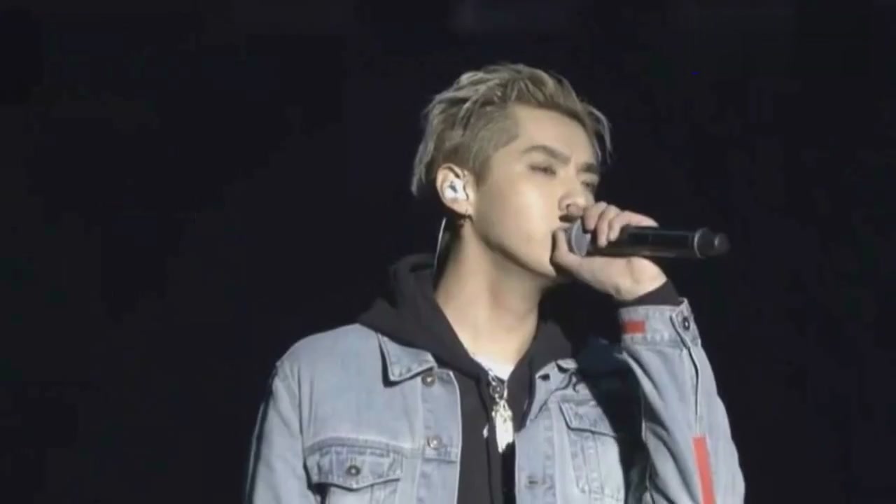 Kris Wu Yifan stage performance was illuminated by a laser pen
