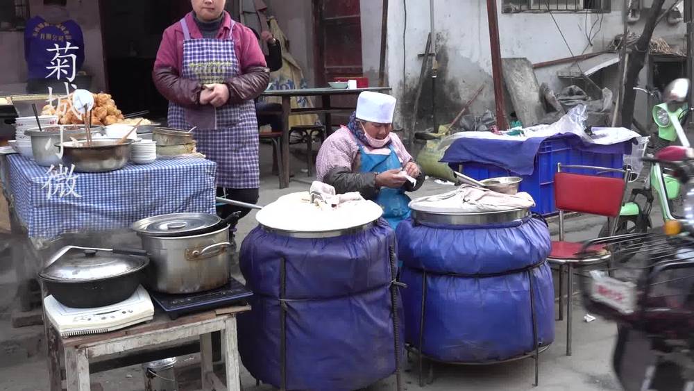 Kaifeng aunt sells traditional 30 years earlier, 100 kg barrel sold out at 9 o'clock, the market is rare.