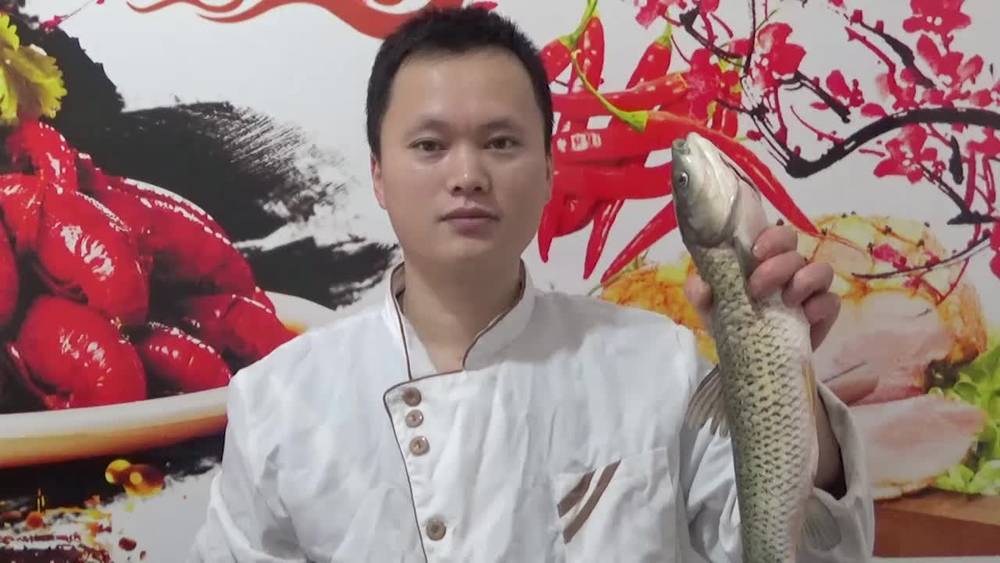 Grass carp is so delicious, spicy and addictive, it tastes much better than braised fish!