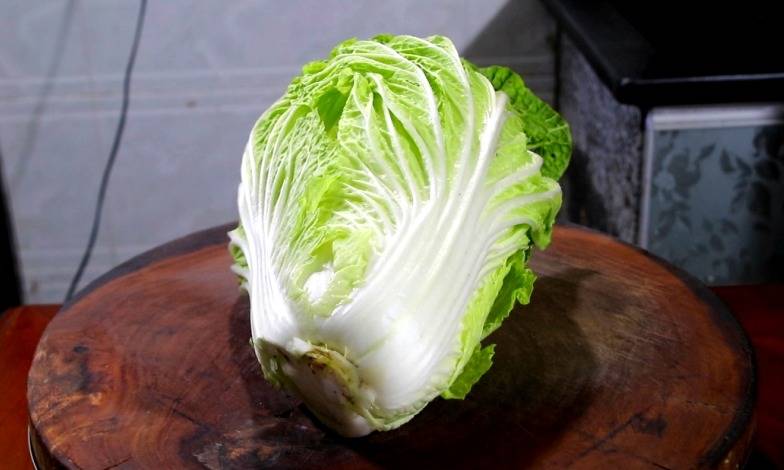 When it snows heavily, Chinese cabbage is refreshing to eat like this. With two things added, it's nutritious and delicious. The warmer the more you eat, the warmer it gets.