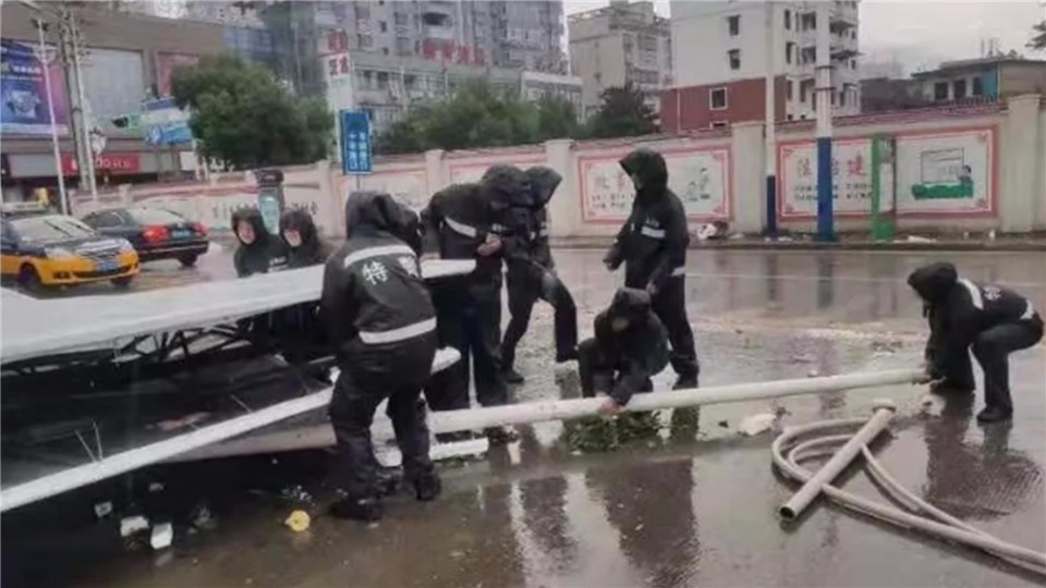 Yuexi, Anhui Province, was attacked by rainstorms. Tree billboards collapsed along the street. Special Police staged the most beautiful "retrograde"