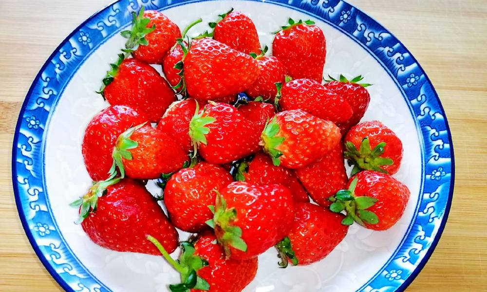 Since I learned how to eat strawberries, the hotter the day, the more I want to eat, sweet and delicious, delicious to stop.