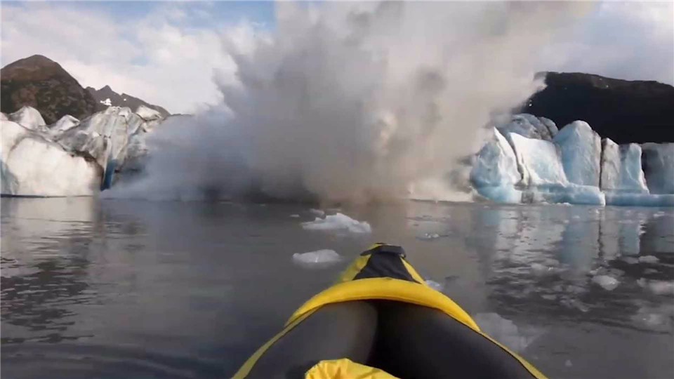Visitors watch glacier collapse dangerously engulfed by 3.6 meters of huge waves at close range