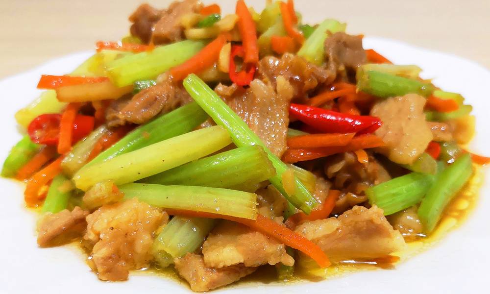 How to cook fried celery meat? Celery is delicious and sliced meat is tender and smooth. There is a knack for it.
