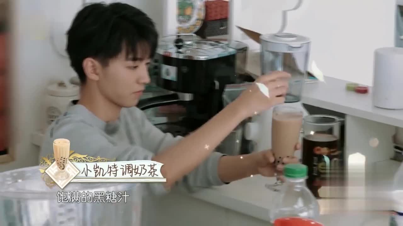 Wang Junkai is very good at it! Who pays attention to the way he feeds Yang Zi and drinks milk tea? Who can stand it?