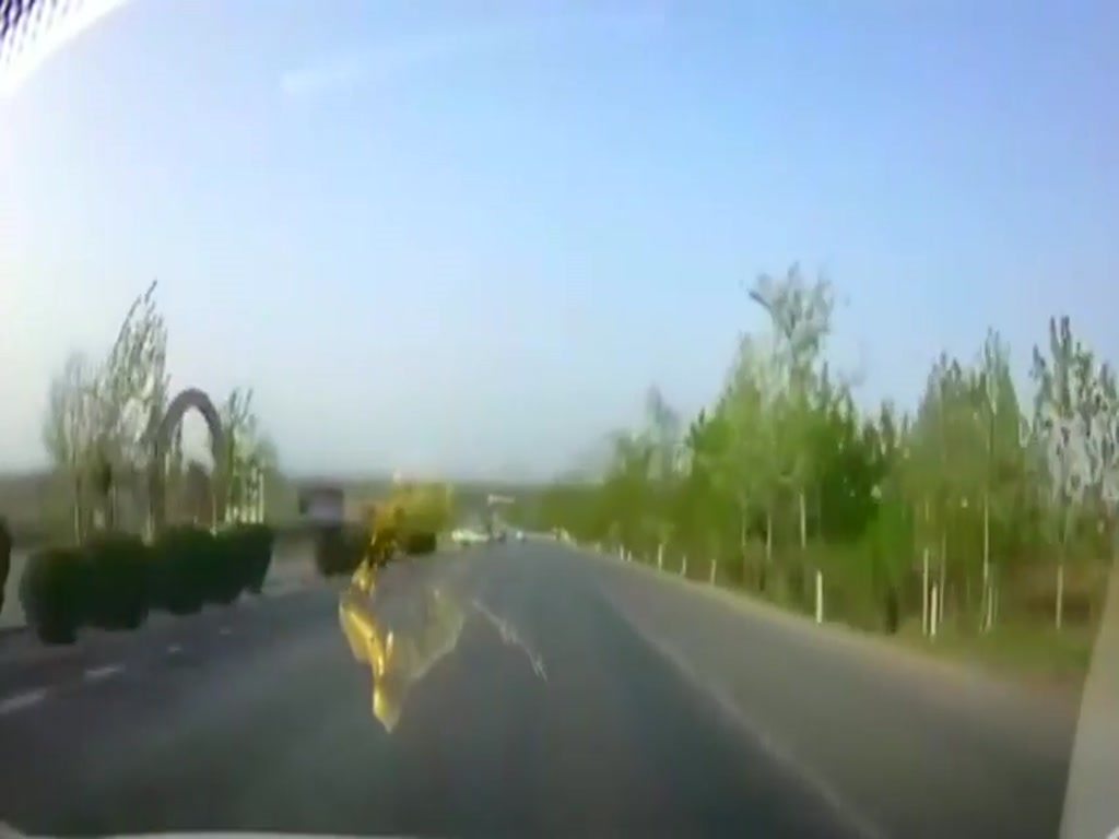 Accidents across the country were filmed before the car was forced to turn the driver's head and slap the horn before the car was indifferent.