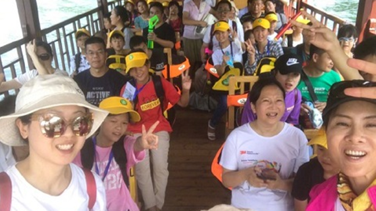 Yuan Li's children of migrant workers with pneumoconiosis attended the summer camp and were severely criticized by netizens: acting, fake charity