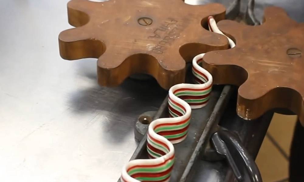 Rotate two "gears" to press out the ribbon candy! It's the first time I've seen this method.