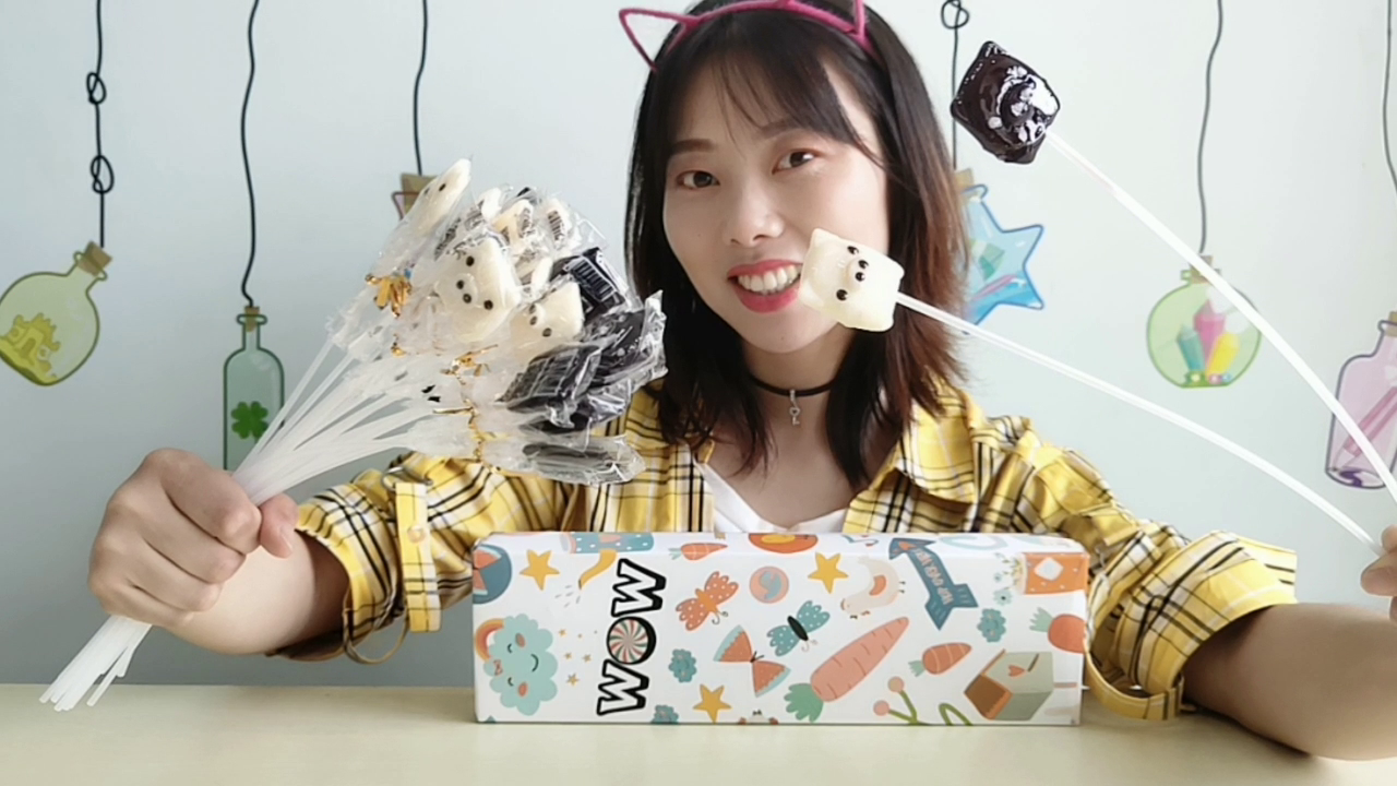 Food dismantling: sister eat "black and white pig lollipop", chubby good fun, sweet and delicious