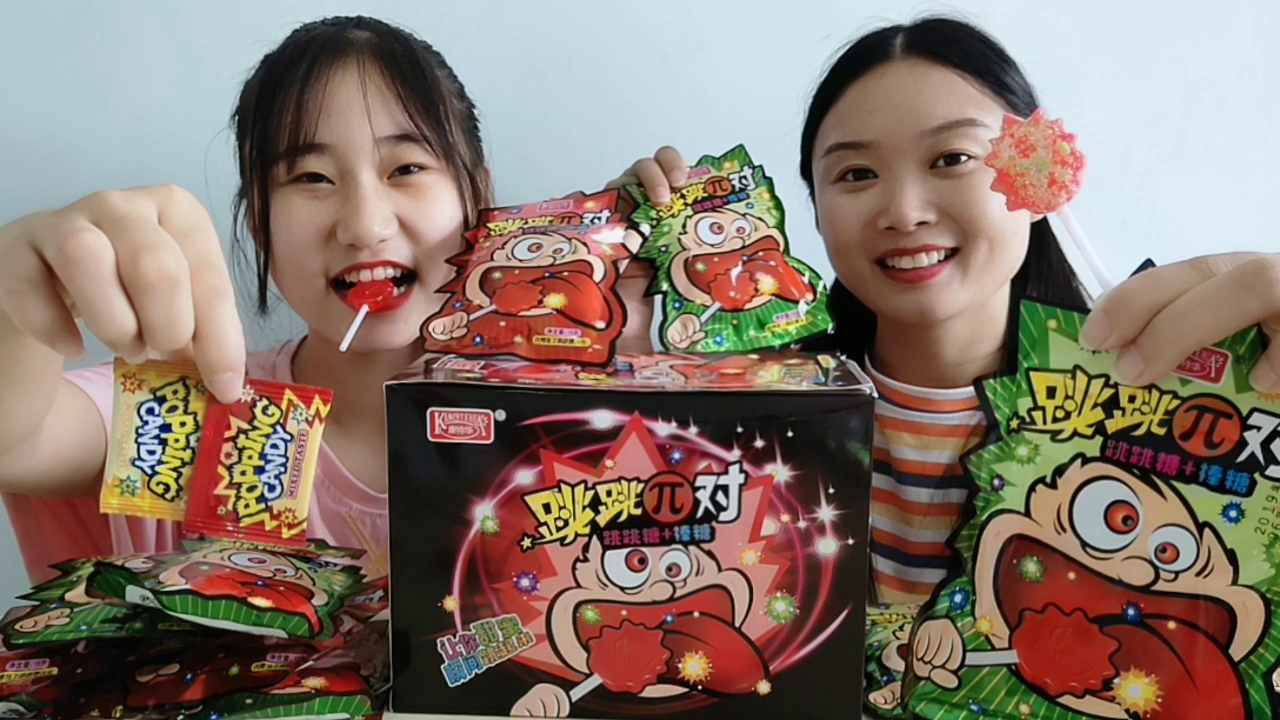 They eat interesting snacks like "Jump Pi Pair". The combination of lollipop and Jump Sugar is sweet and sour.