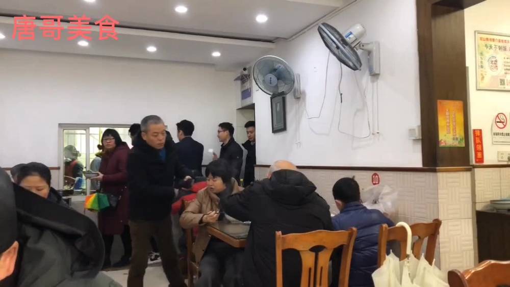 The old soup noodles restaurant in Kunshan is lined up for noodles from 6:30 to 11 a.m.
