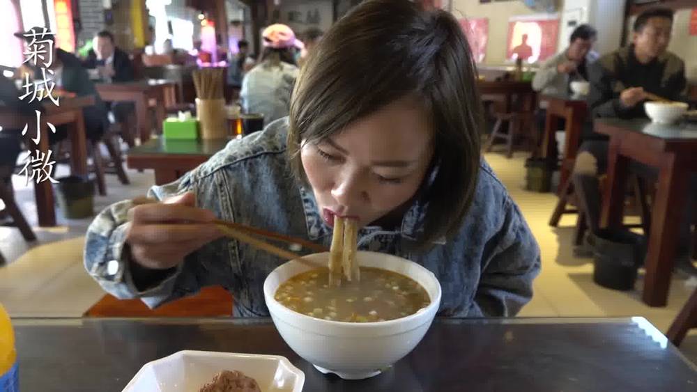 This soup restaurant is considered the best to drink in Kaifeng. It's full of 20 tables at 10:20 a.m.