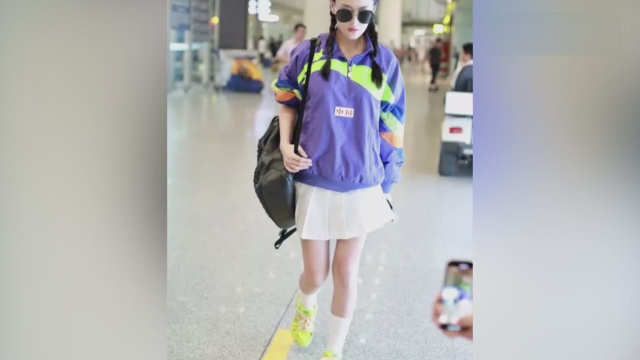 Viann Zhang beautiful sexy legs in a short skirt at the airport,like 18 years old