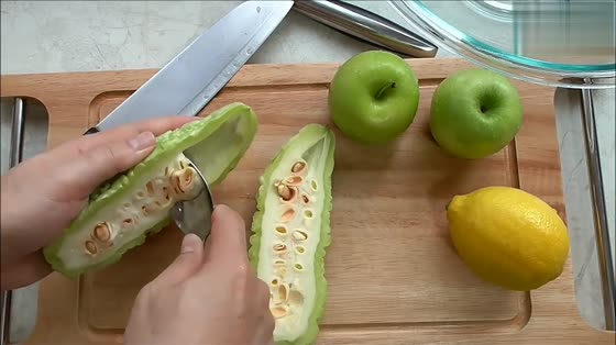 Balsam pear green apple juice, healthy vegetable and fruit juice