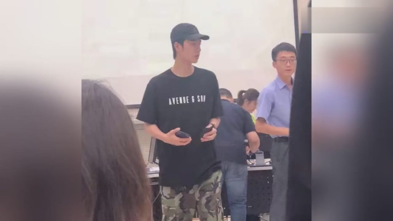 Wang Yibo Subject Four Examination,black T-shirt with camouflage trousers,cool and handsome