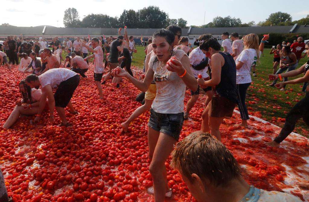St Petersburg had an interesting tomato war,Twenty tons of tomatoes fly all over the sky