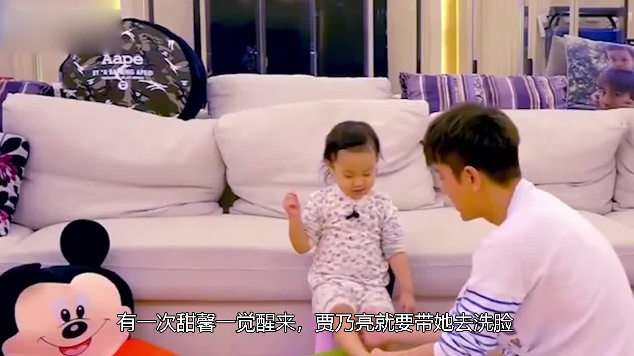 Sweet Xin woke up and didn't want to wash her face. When she learned that Wang Yuan was in the living room, her reaction was enough for me to laugh for a year.