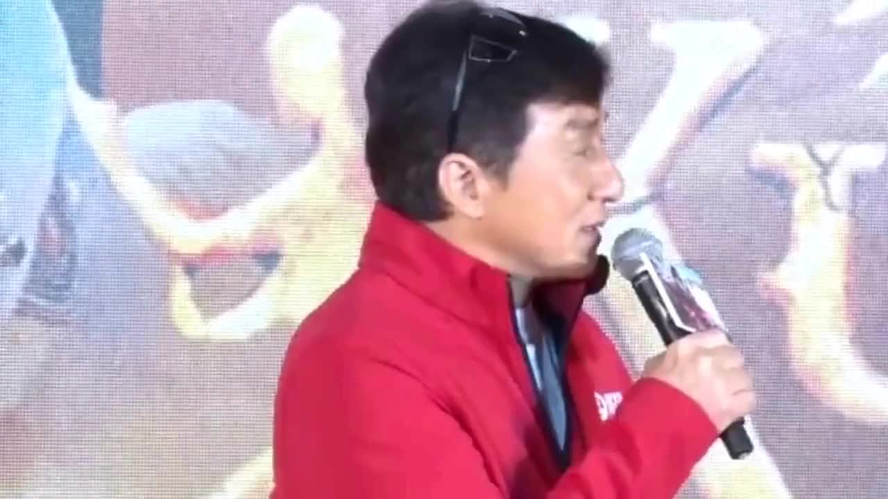 Jackie Chan responded to being kicked by a dancing monk: Fortunately, the children's feet are all right.
