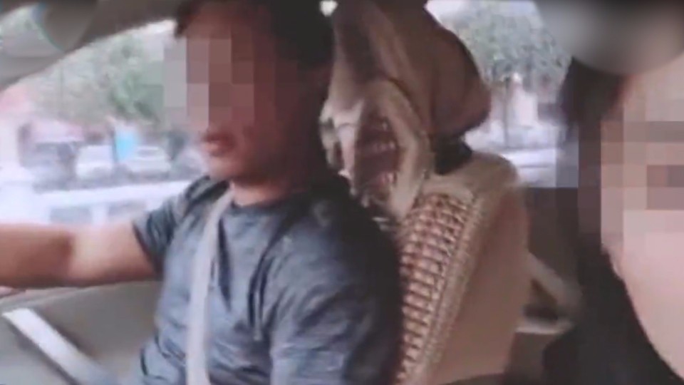 Talk about the fare and repent! Female tourists videotaped blacks and slapped drivers have been detained