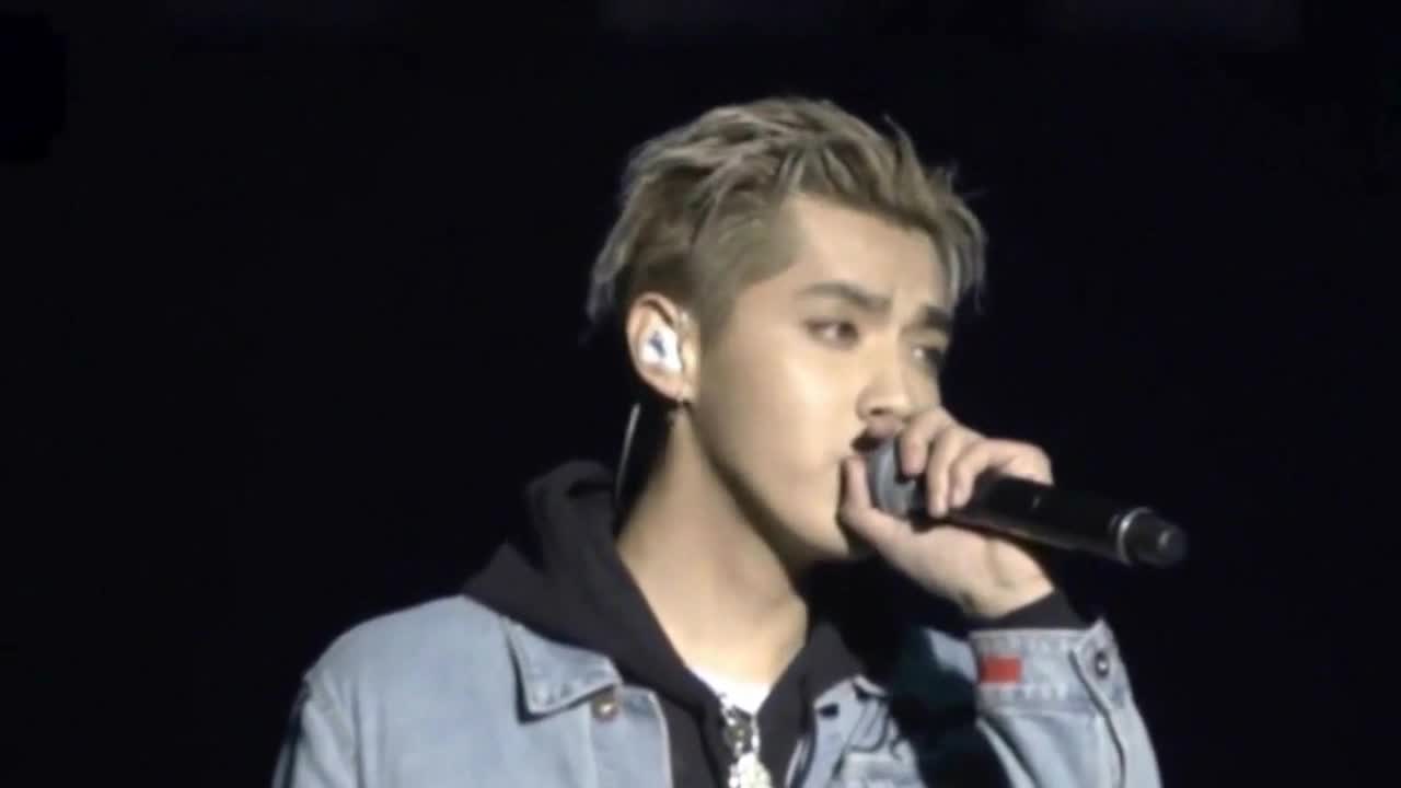Wu Yifan's stage performance was illuminated by a laser pen, which caused the fans to be indignant when the light spots wandered around his face.
