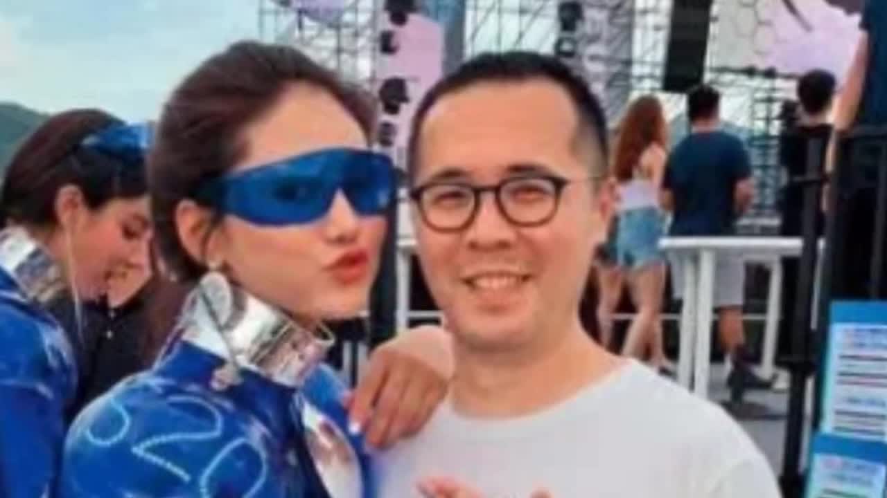 Liang Jingru and her husband have separated: she talks to her boyfriend, and her husband and Spicy Girl take a close photo.